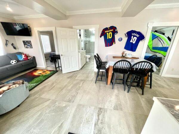 Living room/dining area